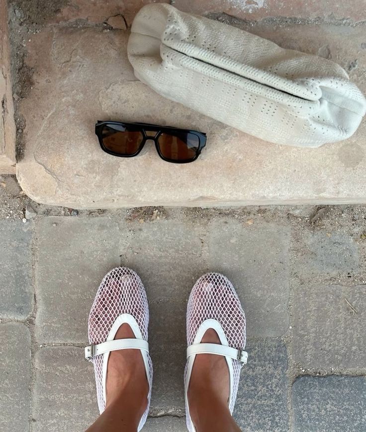 Trend Alert: Come Indossare le Ballerine in Rete Trasparenti Questa Stagione 2