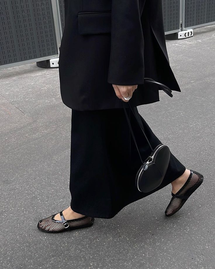 Trend Alert: Come Indossare le Ballerine in Rete Trasparenti Questa Stagione 3